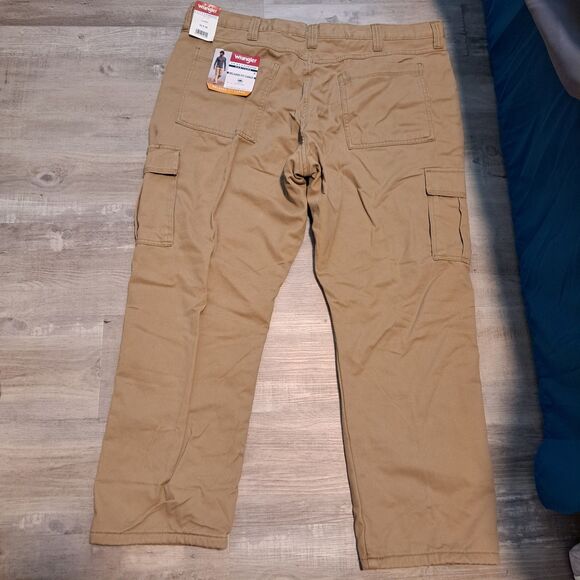 NWT Wrangler Cargo Fleece Lined Pants Men's 42x28 Beige Khaki Relaxed Fit - Picture 2 of 12